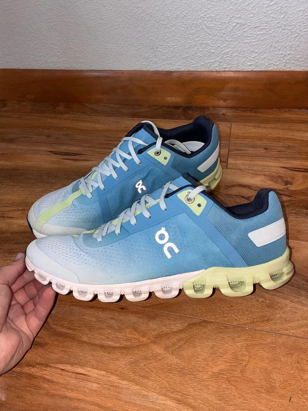 On Cloud Women’s CloudFlow Athletic Running Sneaker Shoes, blue & green -size 10